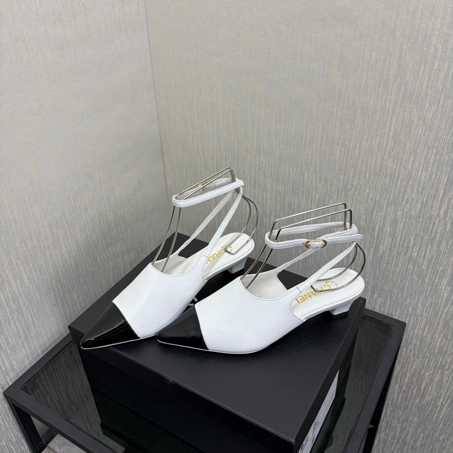 LV 26S SLINGBACK HIGH HEELS 40 MM IN WHITE AND BLACK CALFSKIN