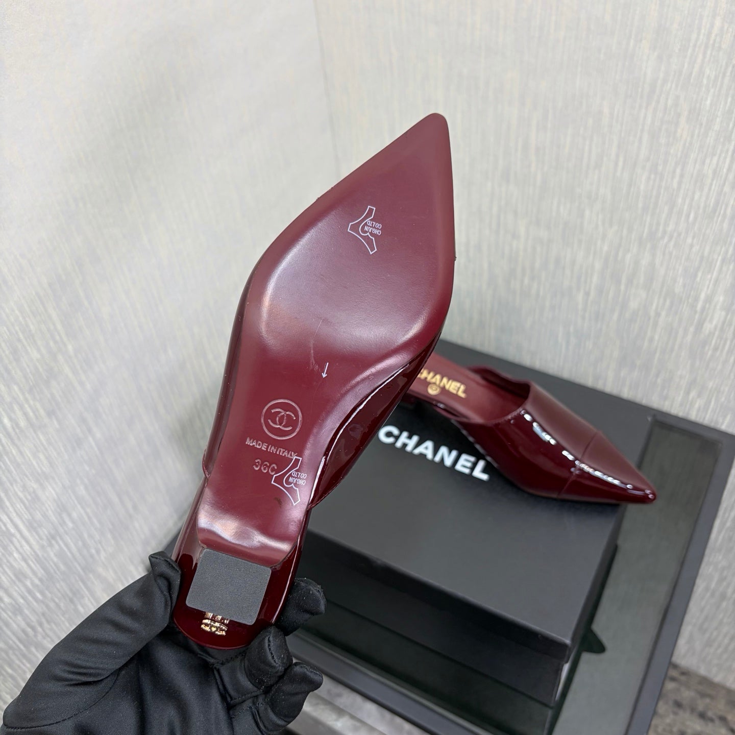 LV 26S HIGH-HEELED MULES 40 MM IN DARK RED PATENT CALFSKIN