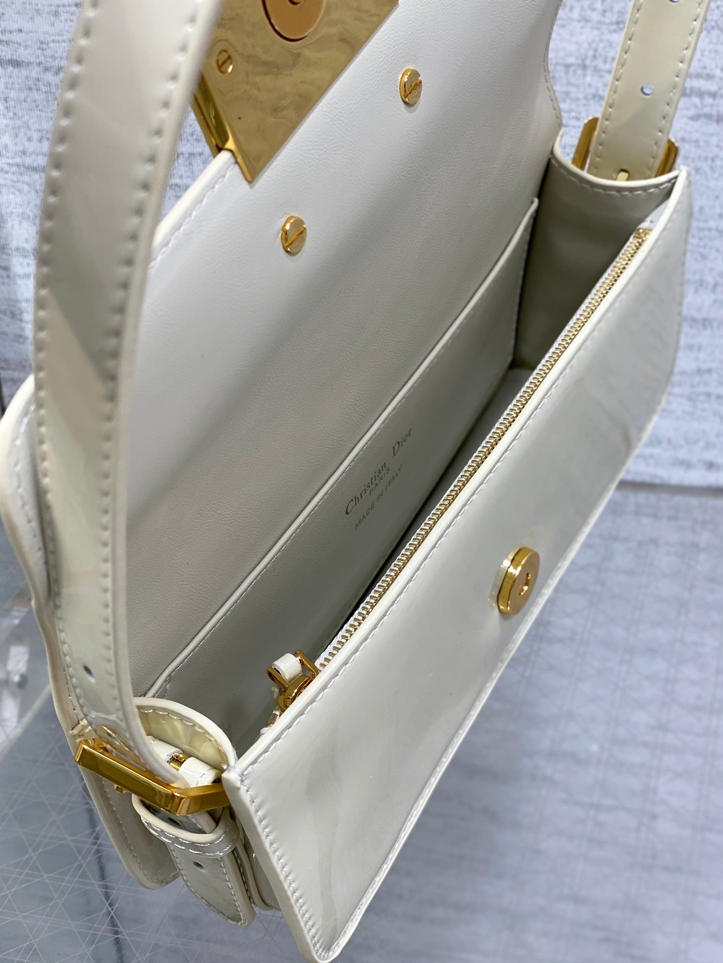 FLAP BAG 18 IN WHITE PATENT CALFSKIN