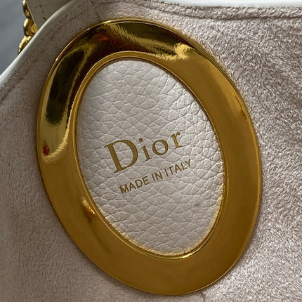 DIOR 26S MEDAILLON BUCKET BAG 26 IN WHITE CALFSKIN