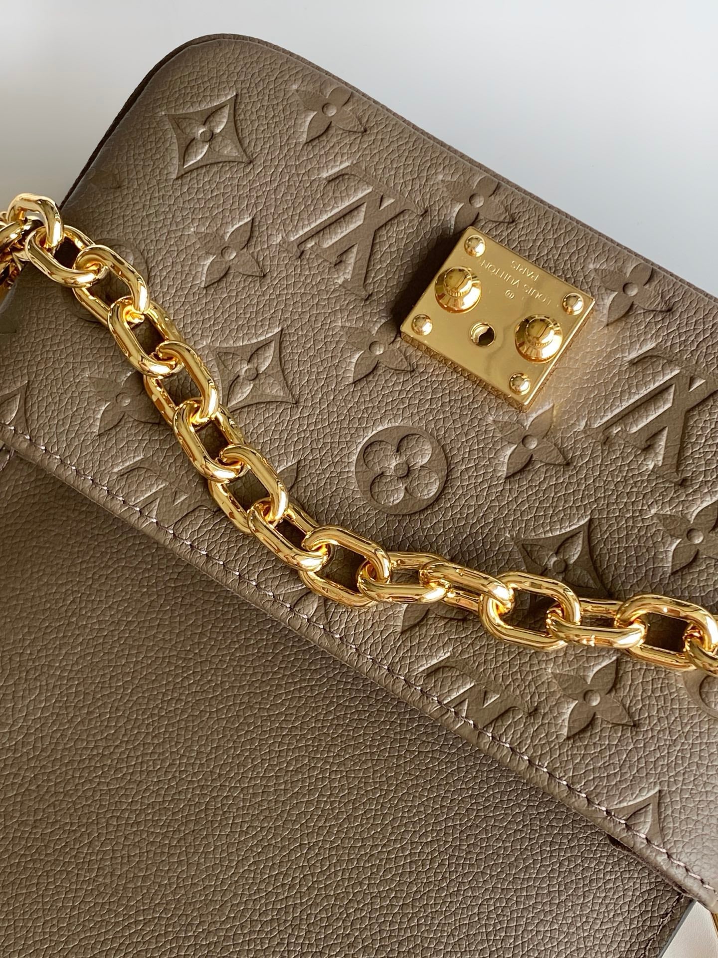 POCHETTE METIS EAST WEST 22 IN BROWN MONOGRAM EMBOSSED CALFSKIN
