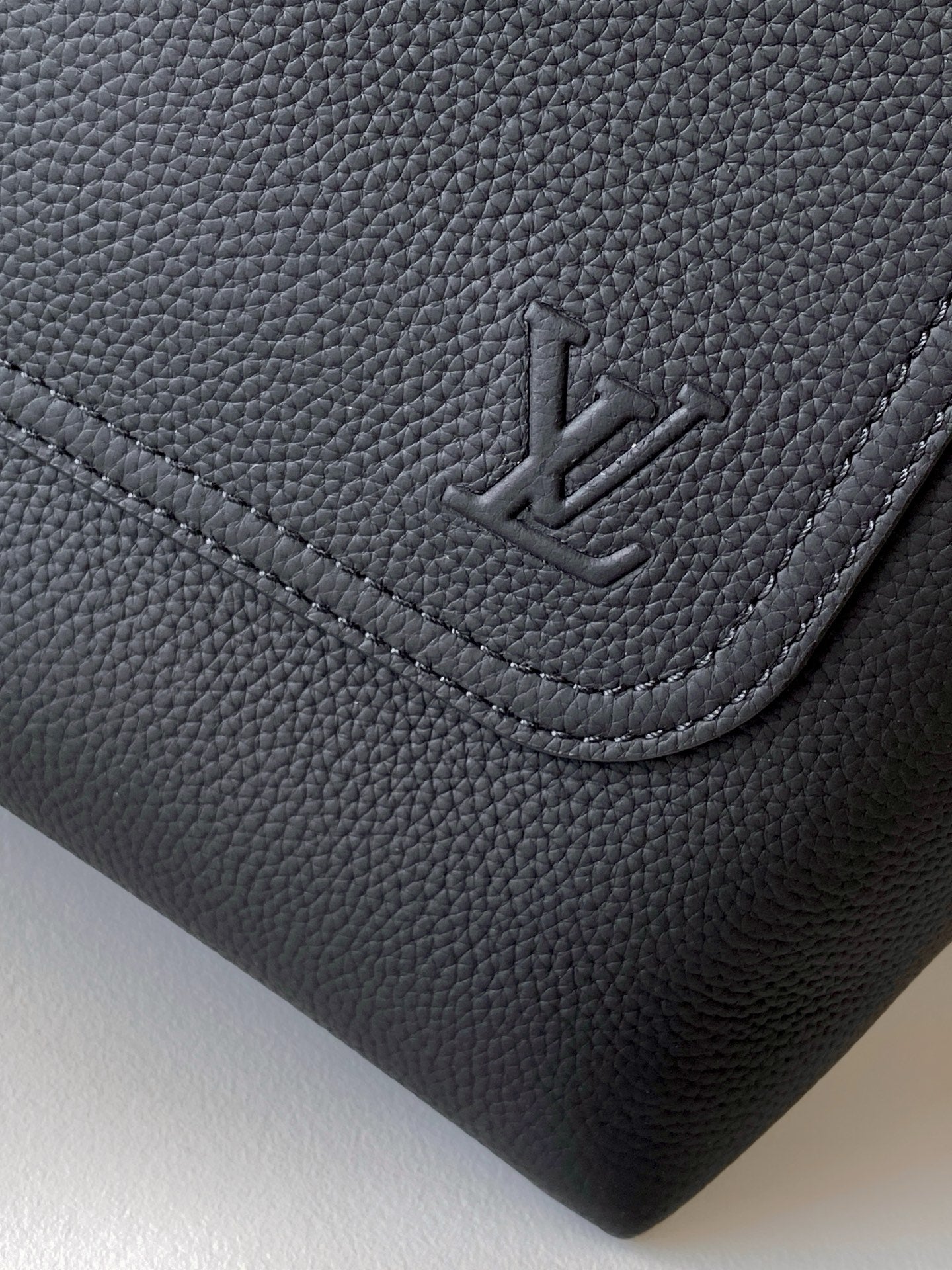 LV 26S FASTLINE BACKPACK 43 IN BLACK CALFSKIN