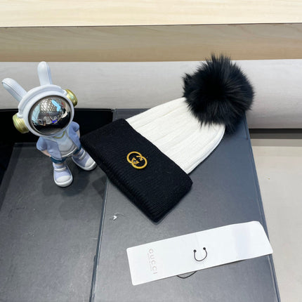 BEANIE HAT IN BLACK MIX WHITE WOOL AND FOX FUR 422504