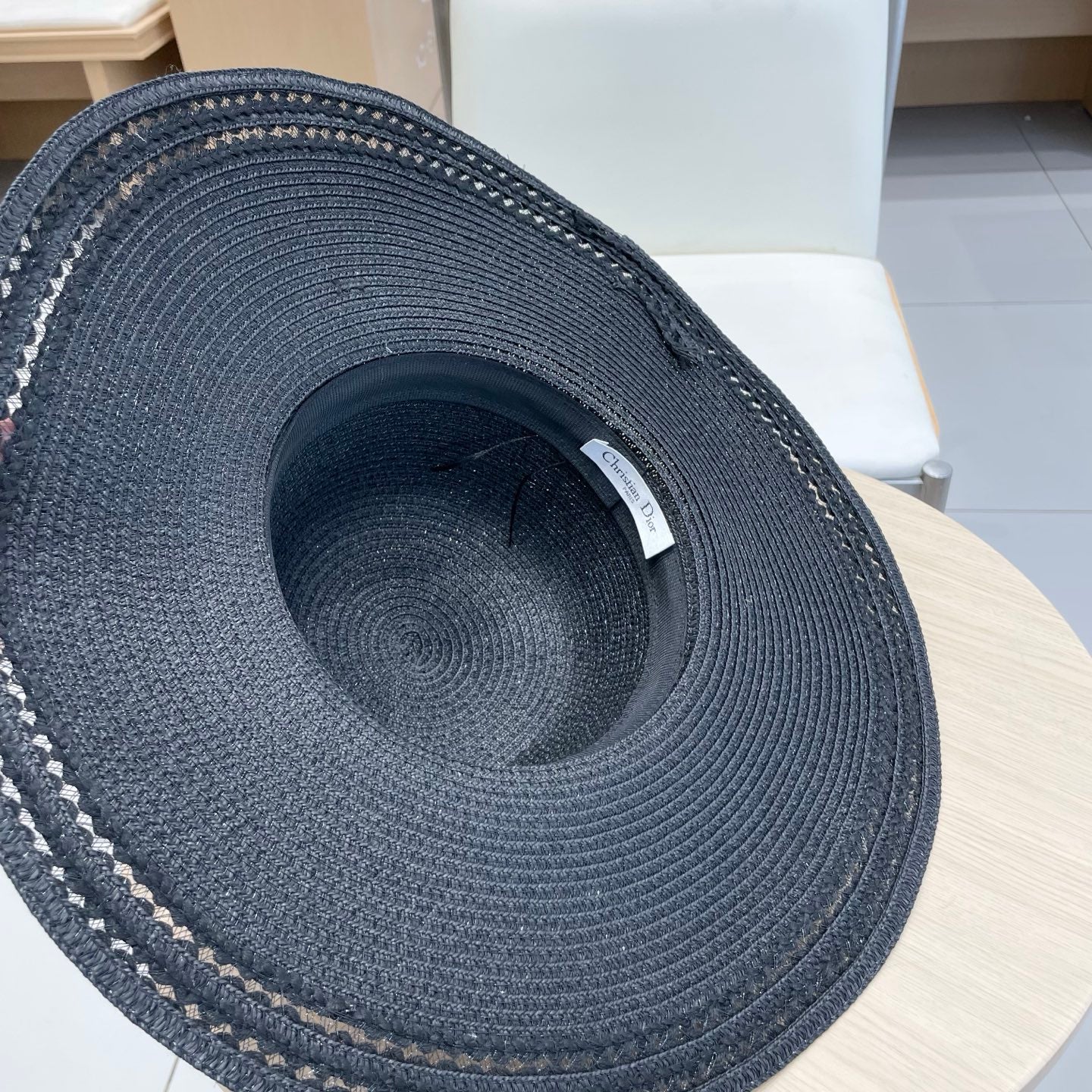 HAT IN BLACK RAFFIA WIDE-BRIM MIX BIG WHITE BOW