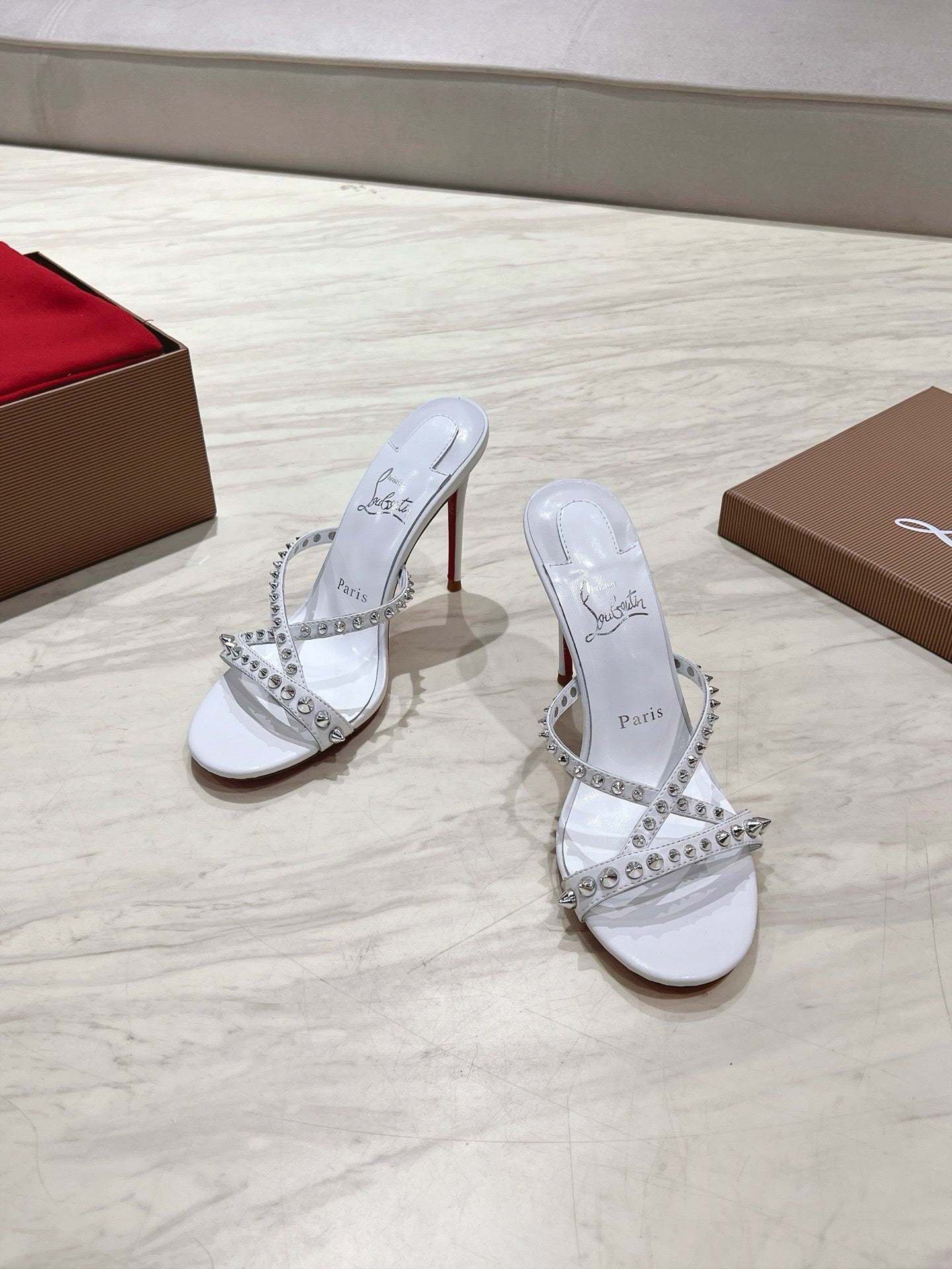 CRYSTAL GLITTER CRISS-CROSS STRAP SANDALS IN WHITE CALFSKIN