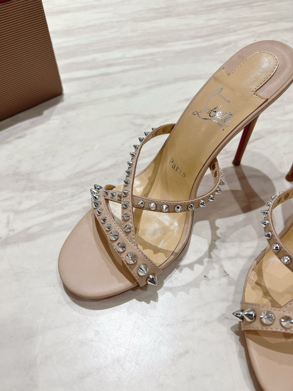 CRYSTAL GLITTER CRISS-CROSS STRAP SANDALS IN BEIGE CALFSKIN