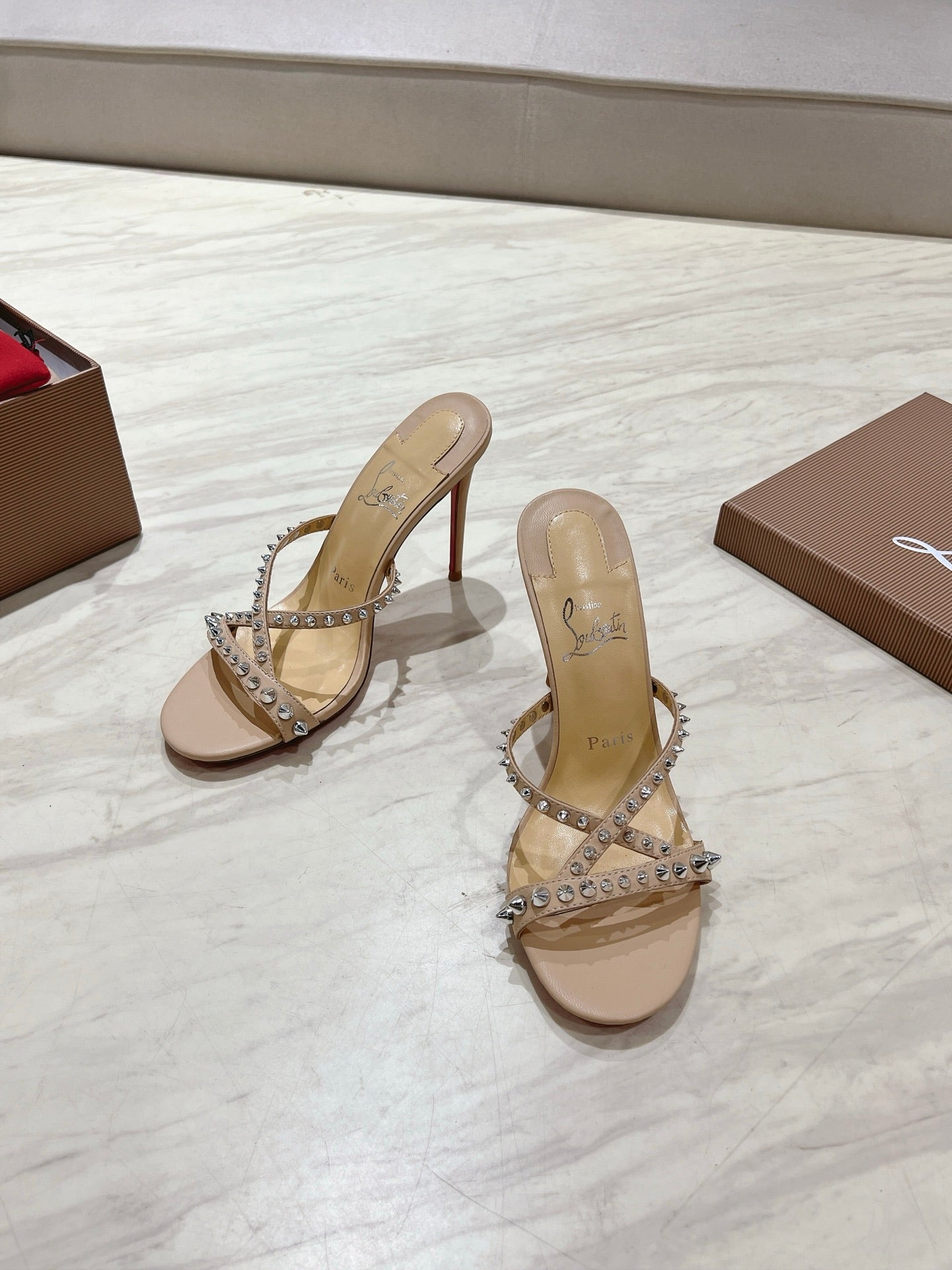 CRYSTAL GLITTER CRISS-CROSS STRAP SANDALS IN BEIGE CALFSKIN