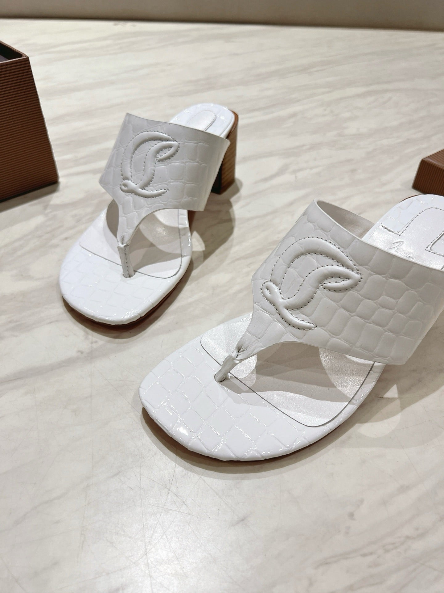 EMBOIDERED LOGO MULES IN WHITE EMBOSSED CALFSKIN