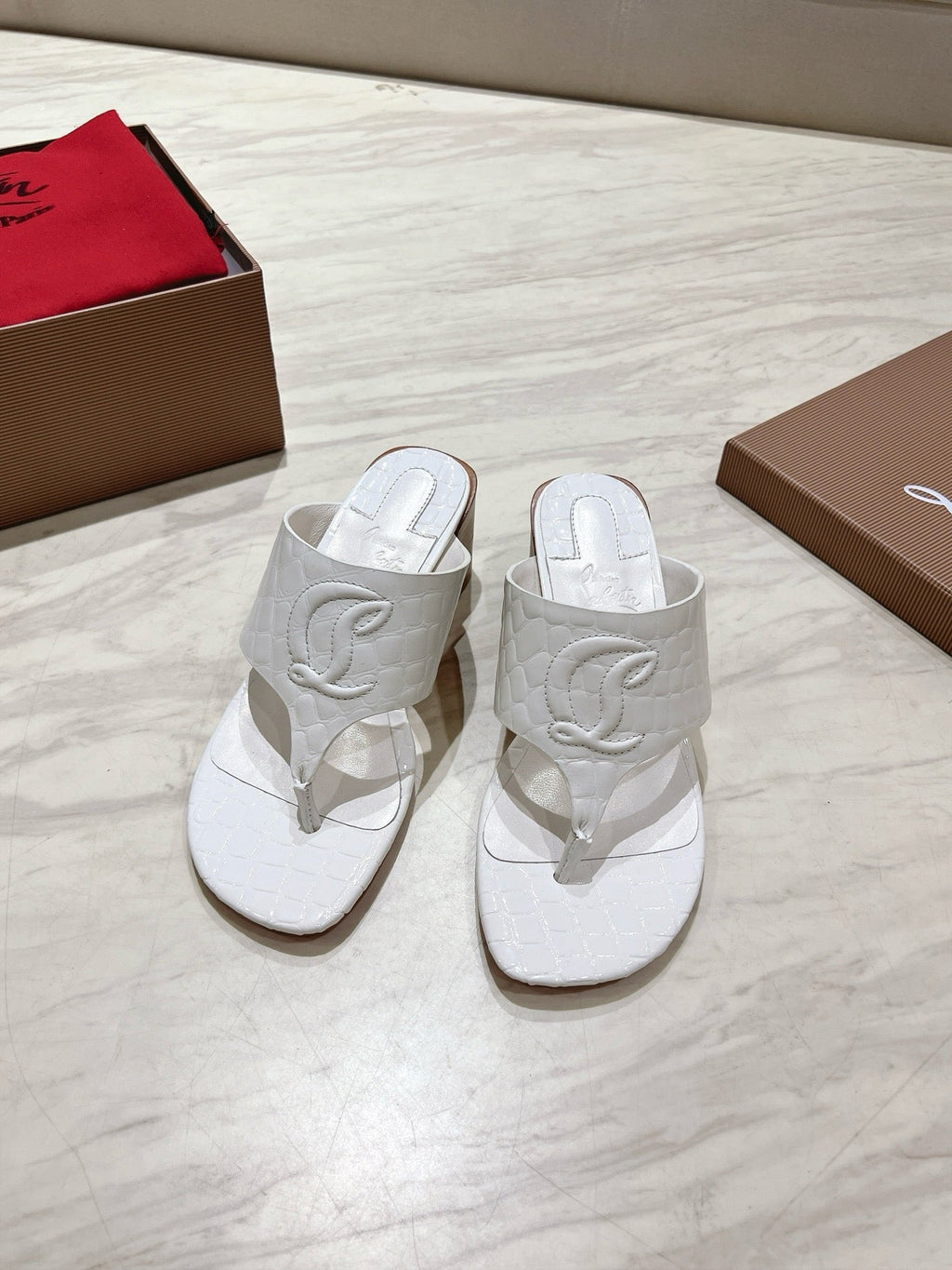 EMBOIDERED LOGO MULES IN WHITE EMBOSSED CALFSKIN