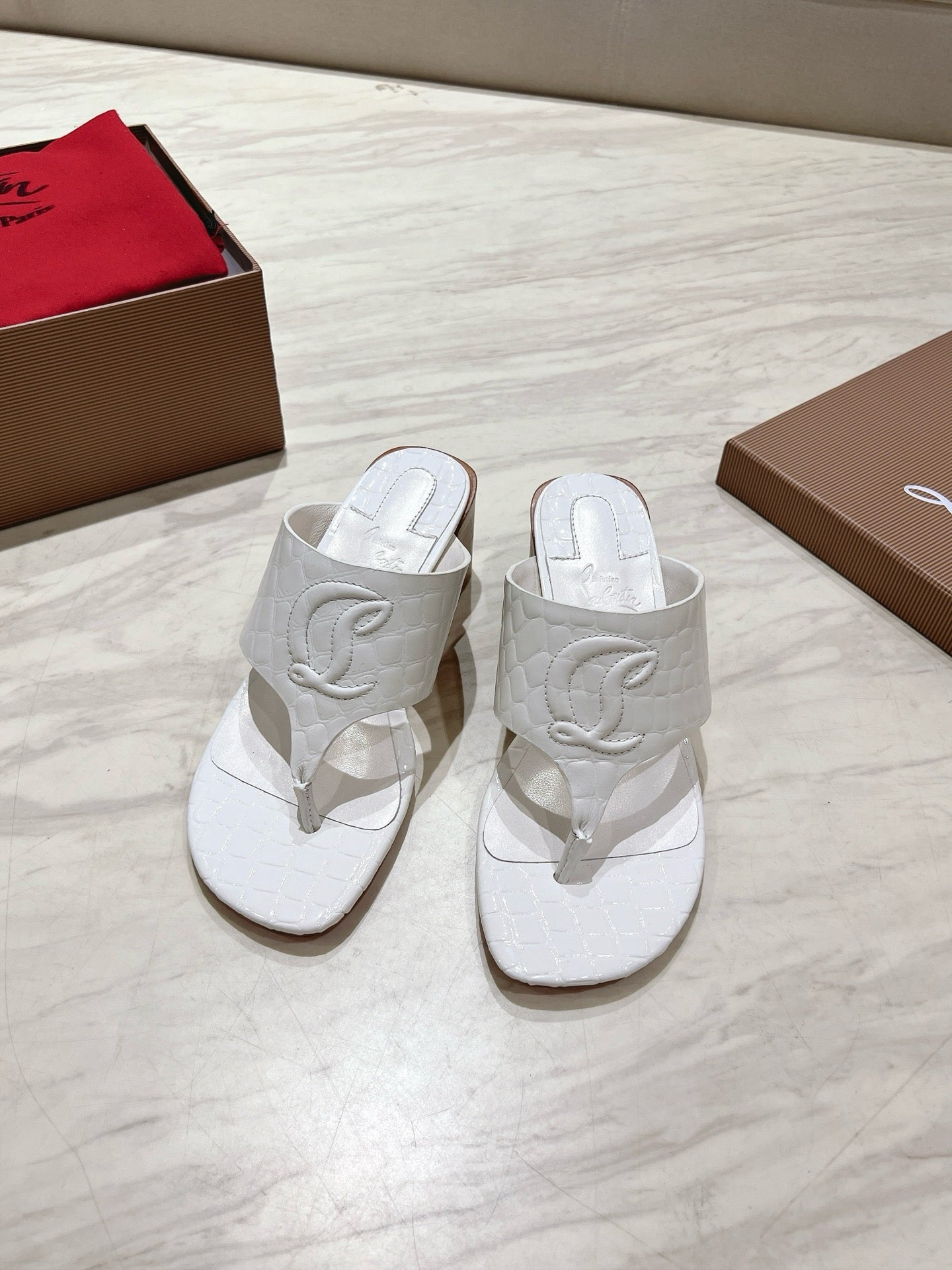 EMBOIDERED LOGO MULES IN WHITE EMBOSSED CALFSKIN