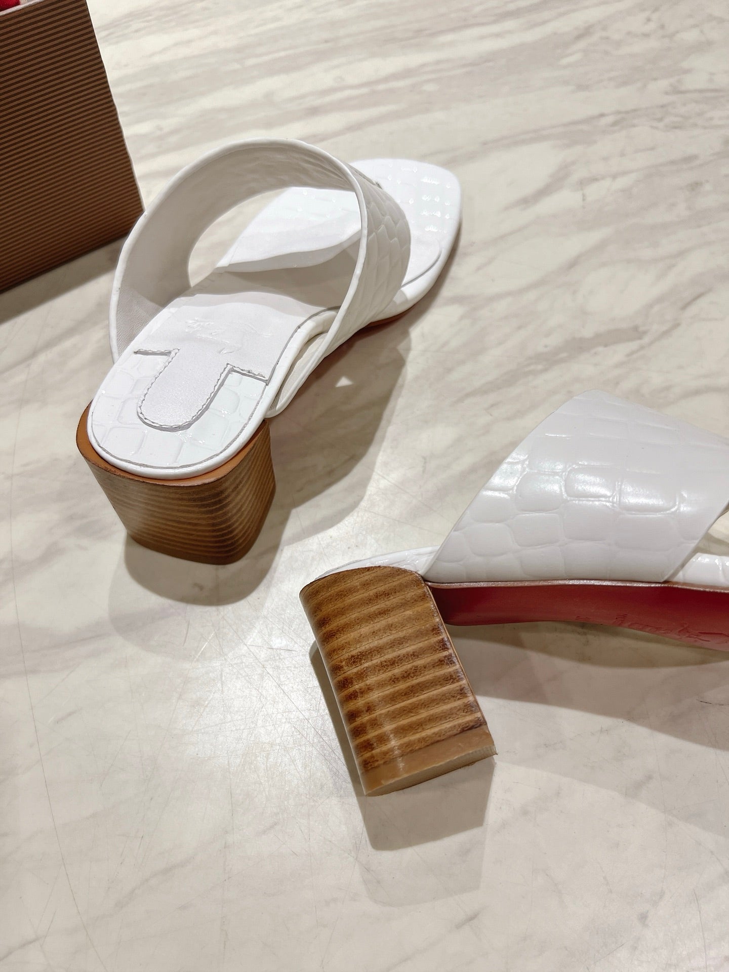 EMBOIDERED LOGO MULES IN WHITE EMBOSSED CALFSKIN