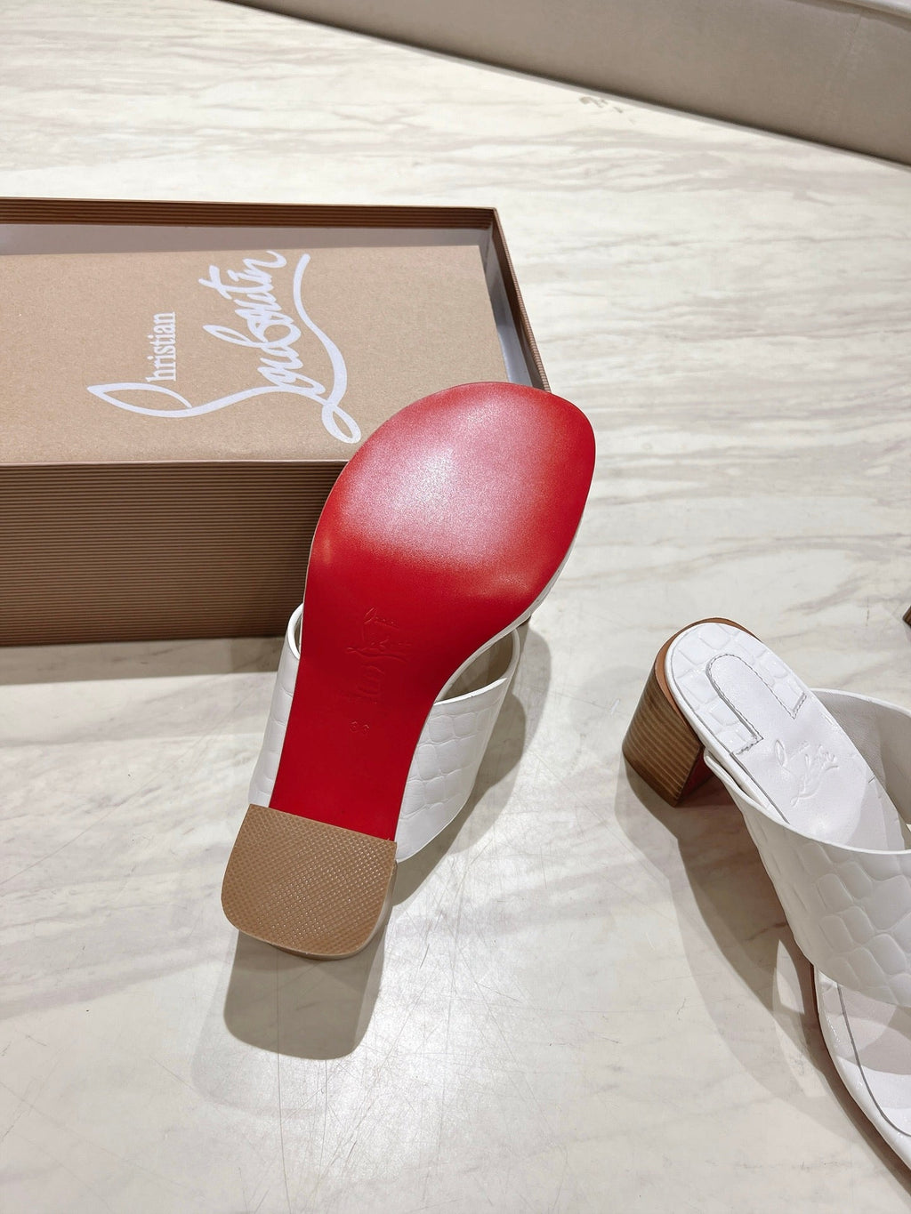 EMBOIDERED LOGO MULES IN WHITE EMBOSSED CALFSKIN