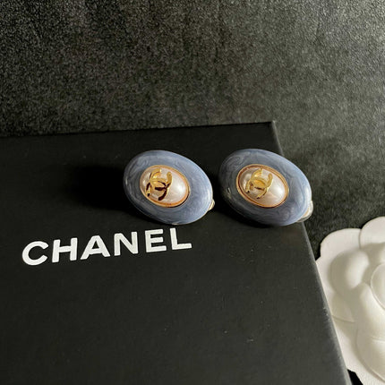 CHANEL 26S DOUBLE C LOGO BLUE ENAMEL PEARL OVAL STUD EARRINGS IN GOLD METAL 629153