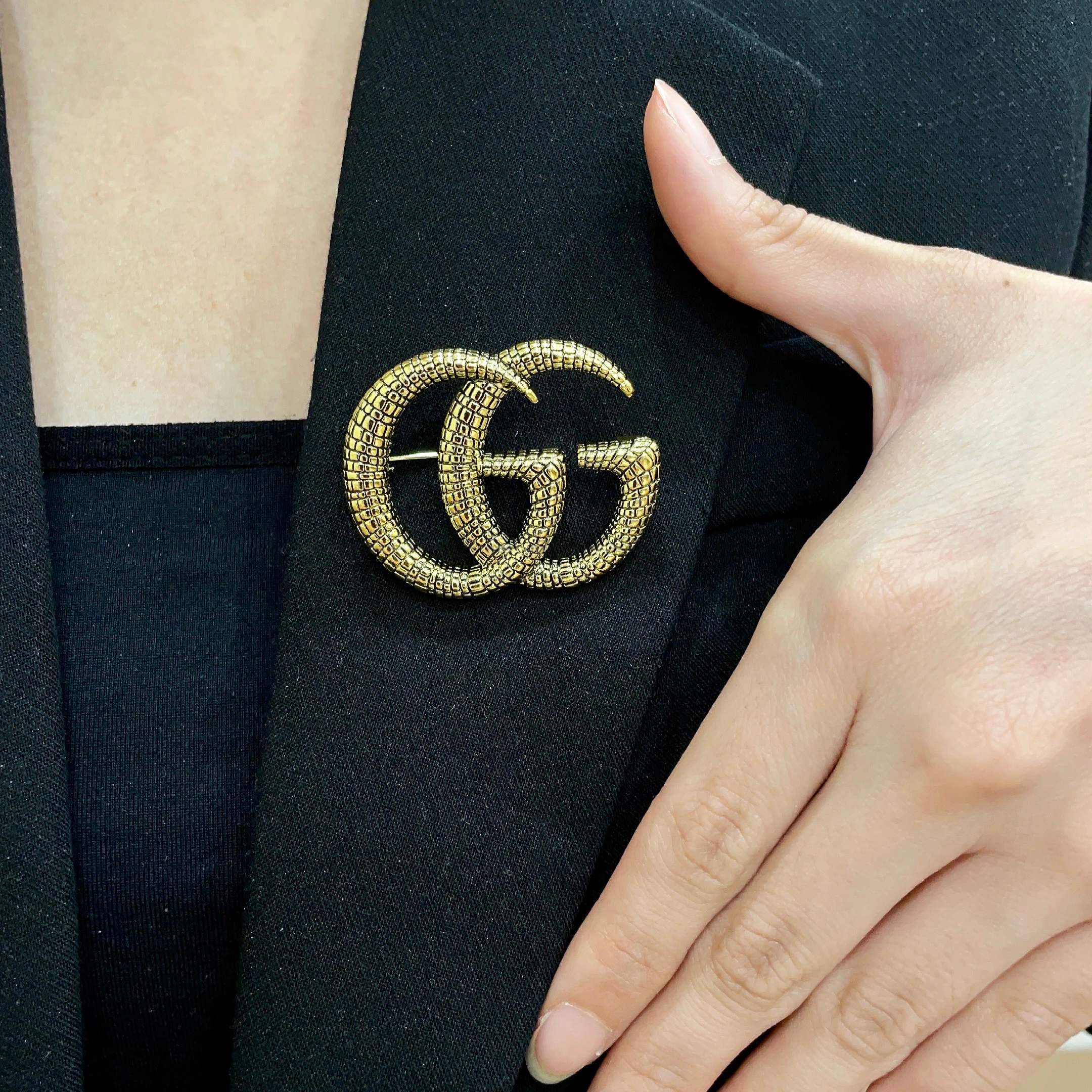 GUCCI 26S DOUBLE G LOGO TEXTURED STATEMENT BROOCH IN AGED GOLD TONE METAL 629062