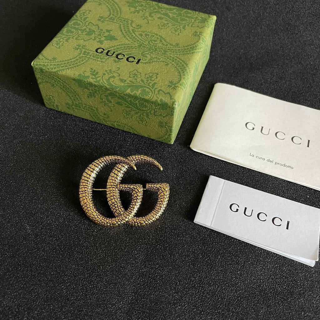 GUCCI 26S DOUBLE G LOGO TEXTURED STATEMENT BROOCH IN AGED GOLD TONE METAL 629062