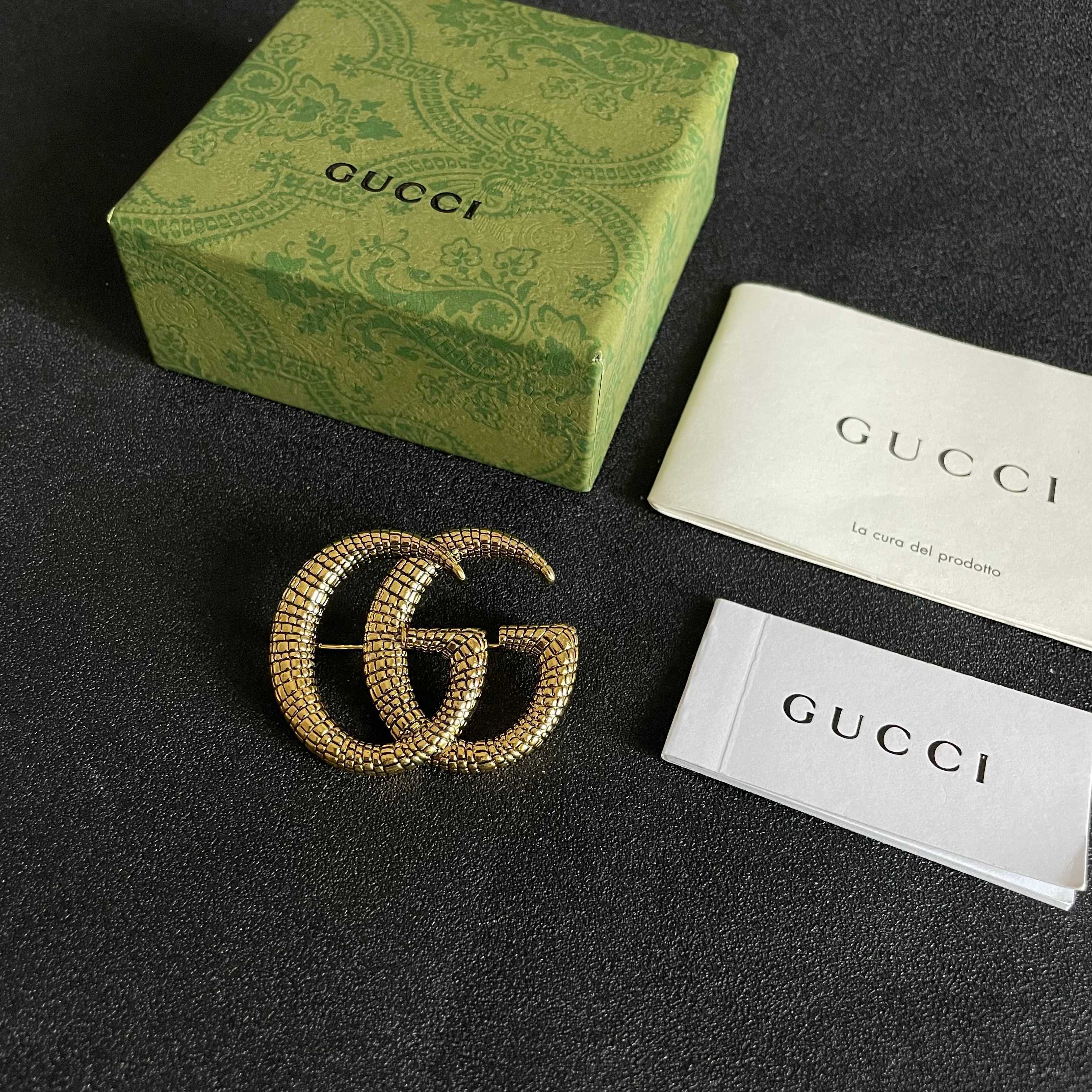 GUCCI 26S DOUBLE G LOGO TEXTURED STATEMENT BROOCH IN AGED GOLD TONE METAL 629062