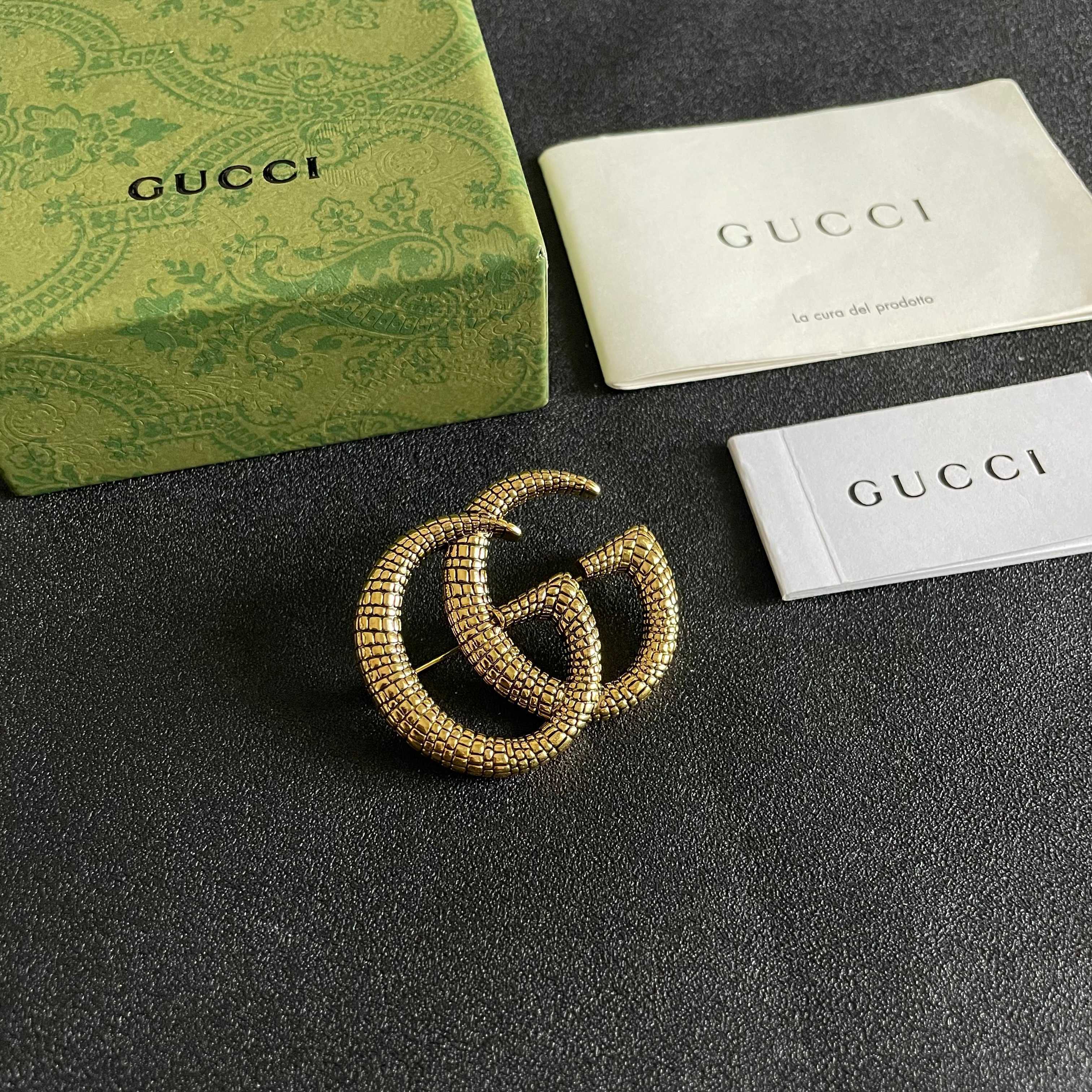 GUCCI 26S DOUBLE G LOGO TEXTURED STATEMENT BROOCH IN AGED GOLD TONE METAL 629062