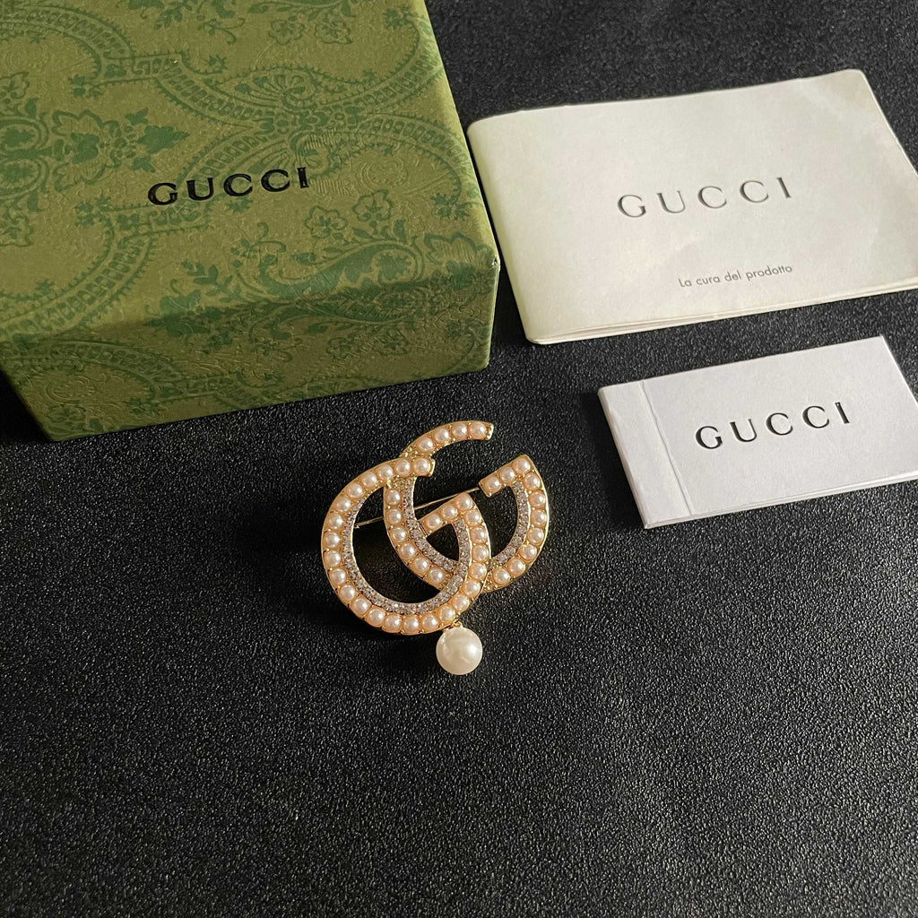 GUCCI 26S DOUBLE G LOGO PEARL CRYSTAL DROP STATEMENT BROOCH IN GOLD TONE METAL 629996