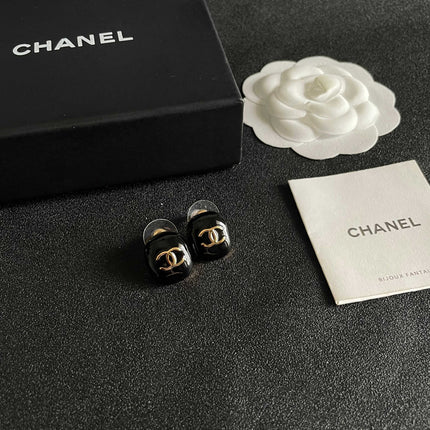 CHANEL 26S DOUBLE C LOGO BLACK ENAMEL OVAL STUD EARRINGS IN GOLD METAL 630077