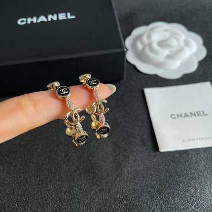 CHANEL 26S DOUBLE C LOGO BLACK ENAMEL & CRYSTAL LINK HOOP EARRINGS IN GOLD METAL 629897
