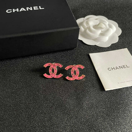 CHANEL 26S CHANEL DOUBLE C LOGO PINK ENAMEL STUD EARRINGS IN GOLD METAL 629905