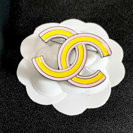 CHANEL 26S CHANEL DOUBLE C LOGO YELLOW & PINK ENAMEL BROOCH IN SILVER METAL 629912