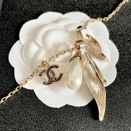 CHANEL 26S DOUBLE C LOGO LEAF & PEARL DROP PENDANT NECKLACE WITH CRYSTAL DETAIL IN GOLD METAL 631013