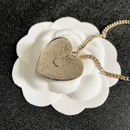 CHANEL 26S DOUBLE C LOGO NO.5 FLORAL HEART NECKLACE IN WHITE ENAMEL & GOLD METAL 630794