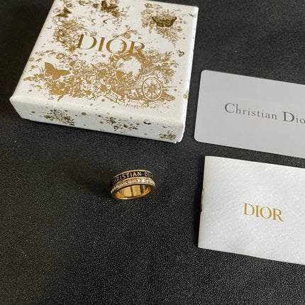 CD 26S CRYSTAL BAND LOGO RING IN GOLD TONE METAL 630811