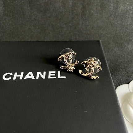CHANEL 26S DOUBLE C LOGO PEARL STUD EARRINGS WITH FLORAL DETAIL IN GOLD METAL 631917