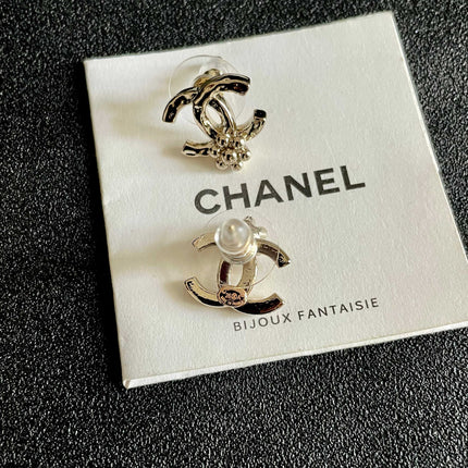 CHANEL 26S DOUBLE C LOGO PEARL STUD EARRINGS WITH FLORAL DETAIL IN GOLD METAL 631917