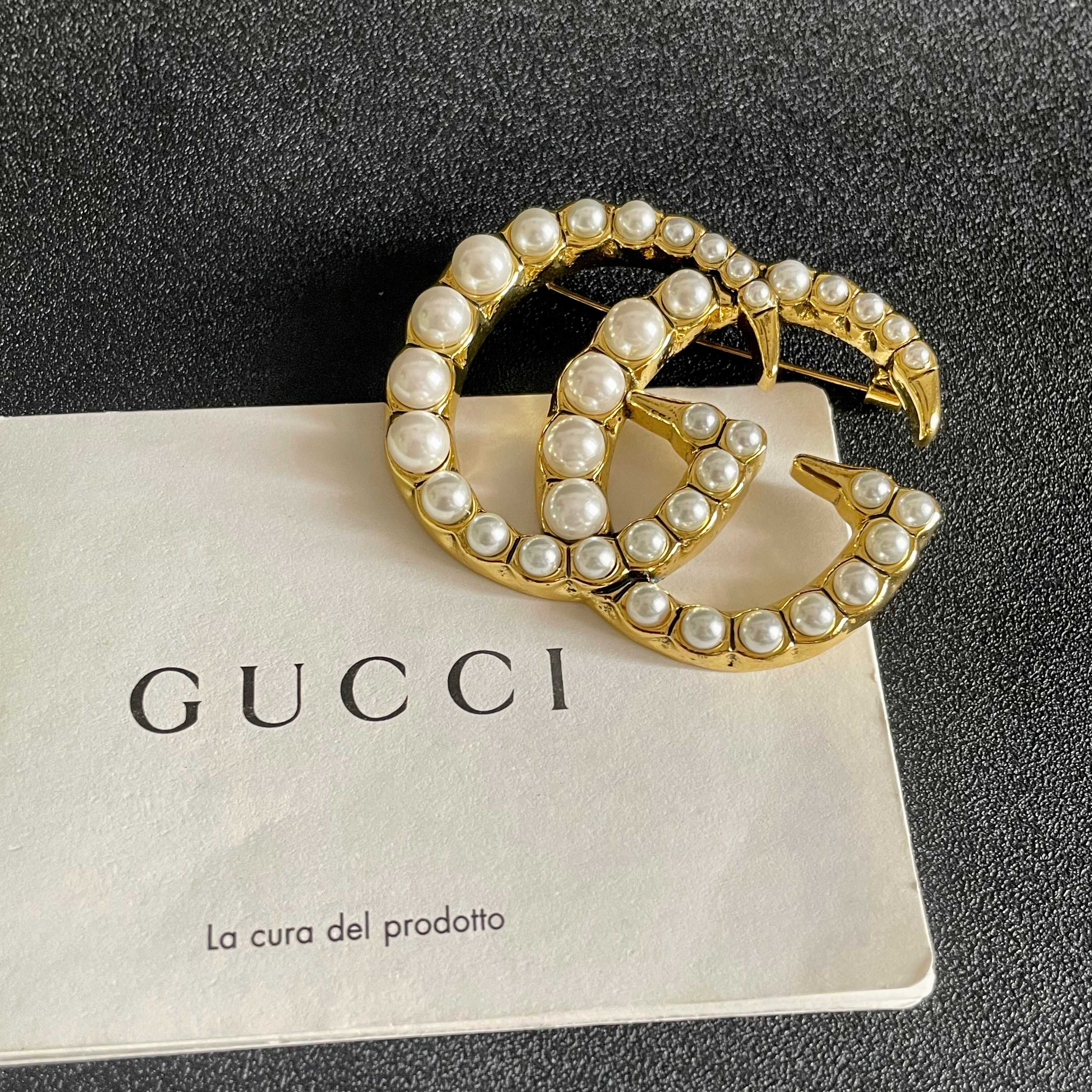 GUCCI 26S DOUBLE G LOGO PEARL EMBELLISHED STATEMENT BROOCH IN GOLD TONE METAL 631921