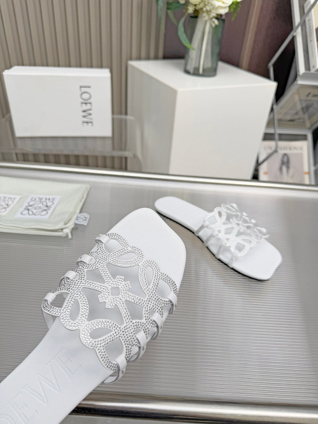 LOEWE 26S FLAT SANDALS IN WHITE CALFSKIN WITH CRYSTALS