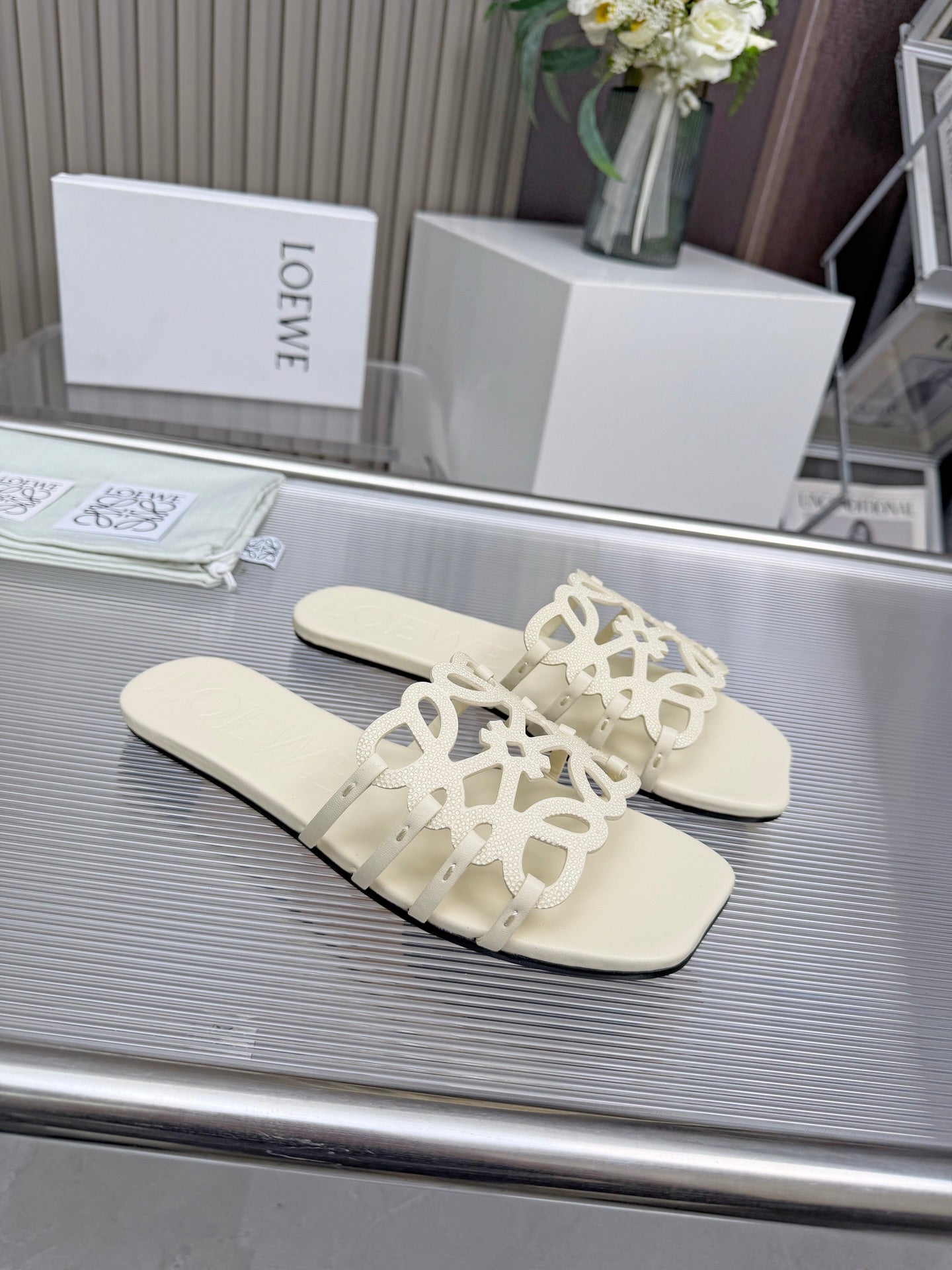 LOEWE 26S FLAT SANDALS IN CREAM WHITE CALFSKIN WITH CRYSTALS