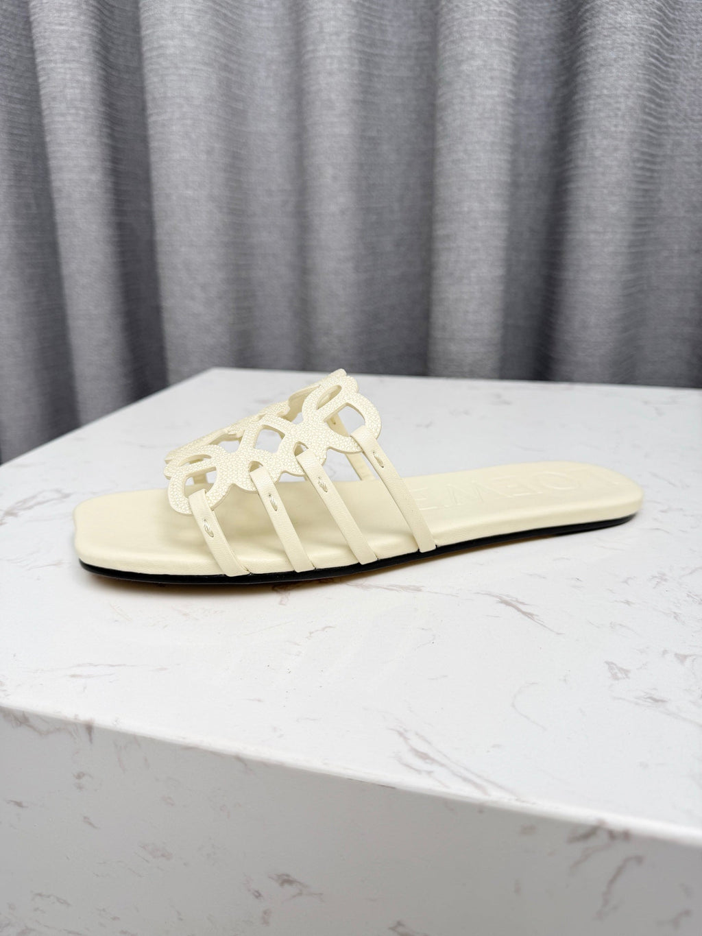 LOEWE 26S FLAT SANDALS IN CREAM WHITE CALFSKIN WITH CRYSTALS