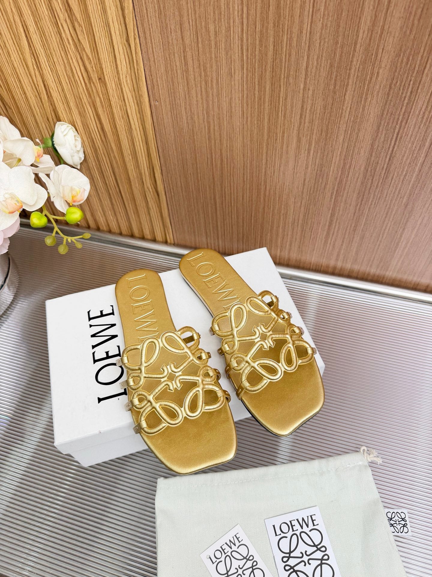 LOEWE 26S PETAL ANAGRAM SLIDE IN GOLD SOFT CALFSKIN