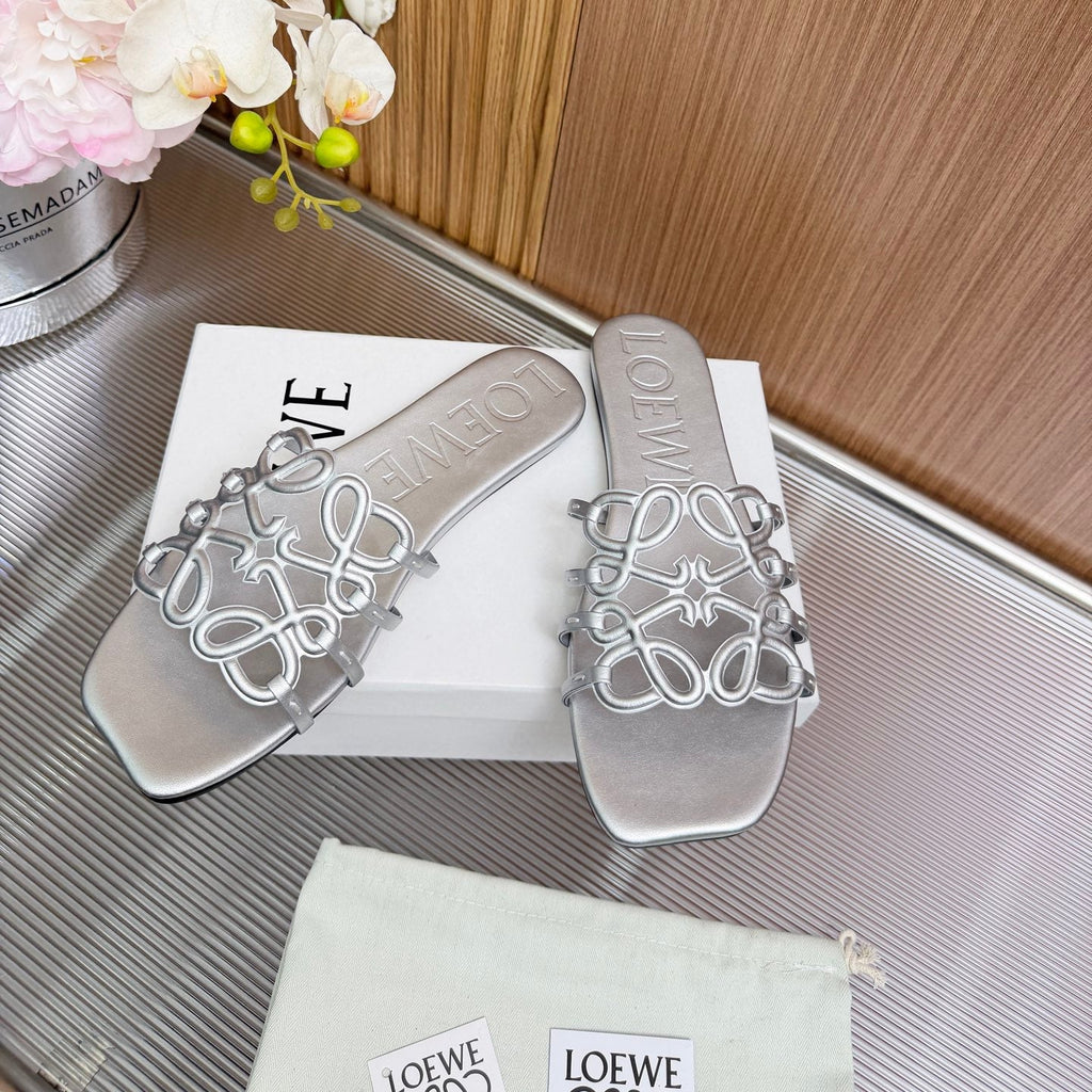 LOEWE 26S PETAL ANAGRAM SLIDE IN SILVER SOFT CALFSKIN