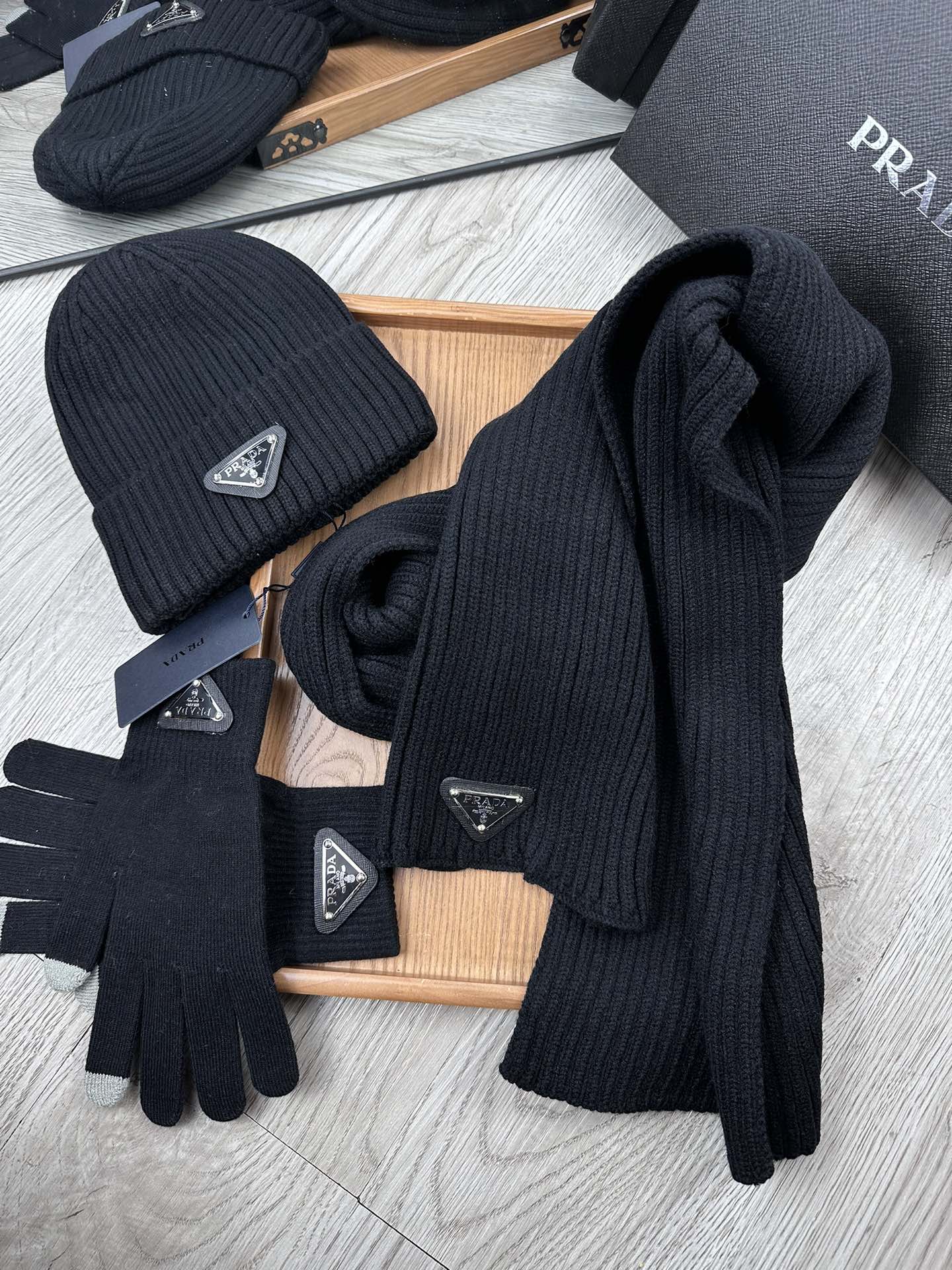 THREE-PIECES SET IN BLACK WOOL AND ACRYLIC 406558