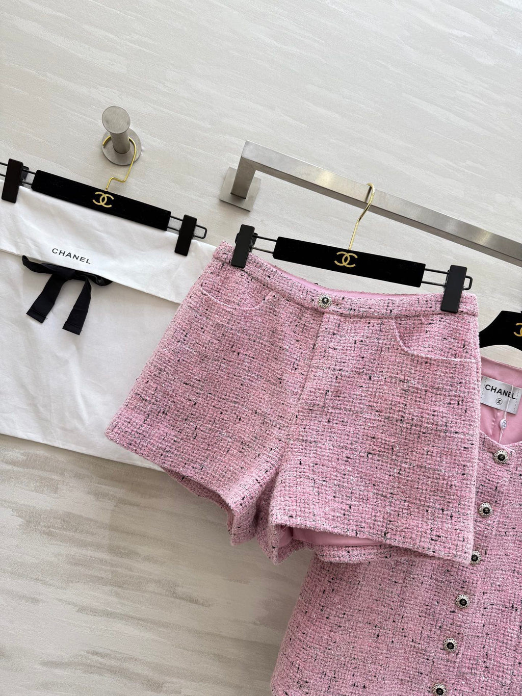 CHANEL 26S SHORT-SLEEVE WOOL TOP AND SHORTS SET 929