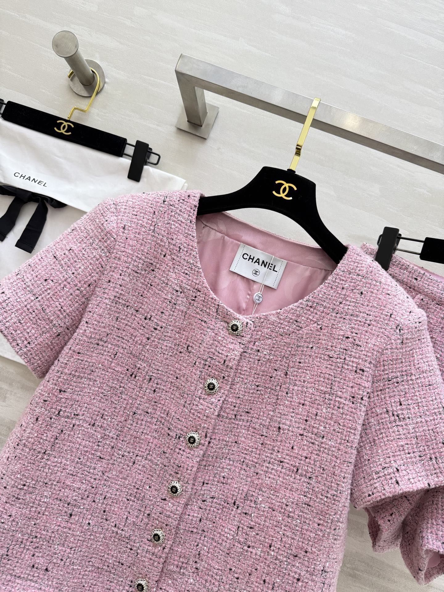 CHANEL 26S SHORT-SLEEVE WOOL TOP AND SHORTS SET 929
