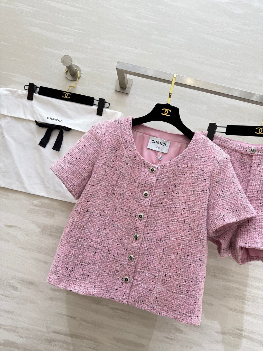 CHANEL 26S SHORT-SLEEVE WOOL TOP AND SHORTS SET 929