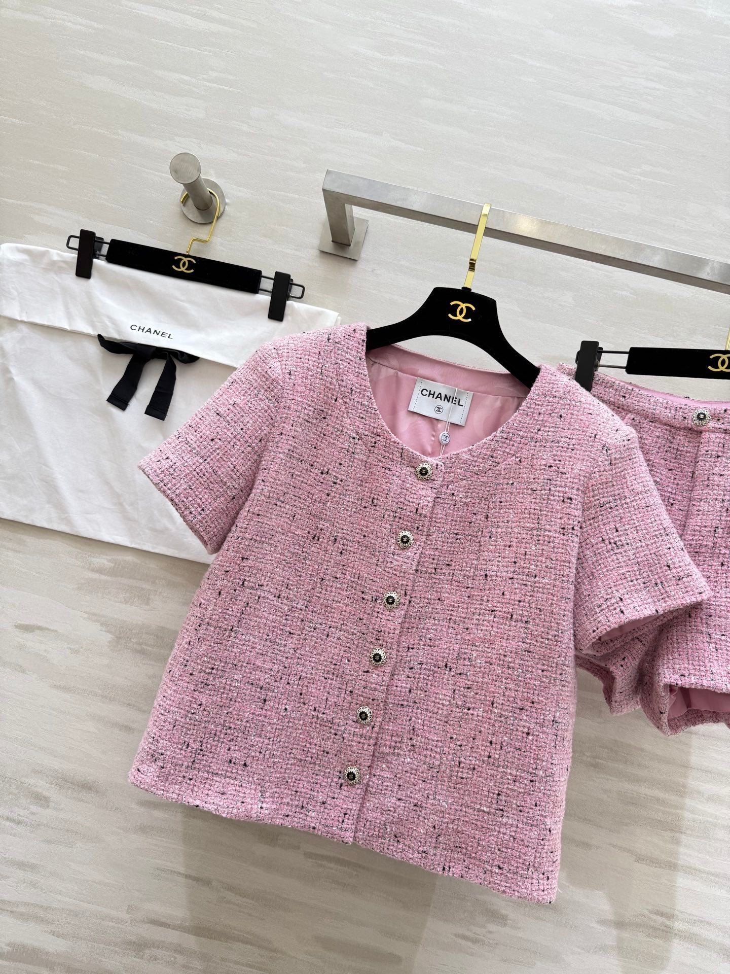 CHANEL 26S SHORT-SLEEVE WOOL TOP AND SHORTS SET 929