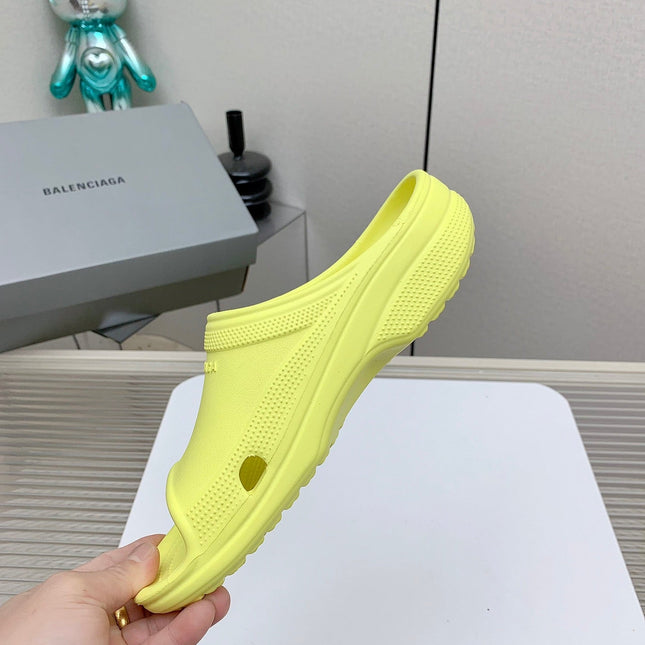 POOL CROCS IN MANZ YELLOW RUBBER