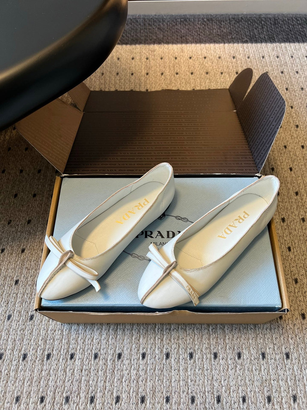 PRADA 26S POINTED TOE BOW FLATS IN IVORY WHITE CALFSKIN