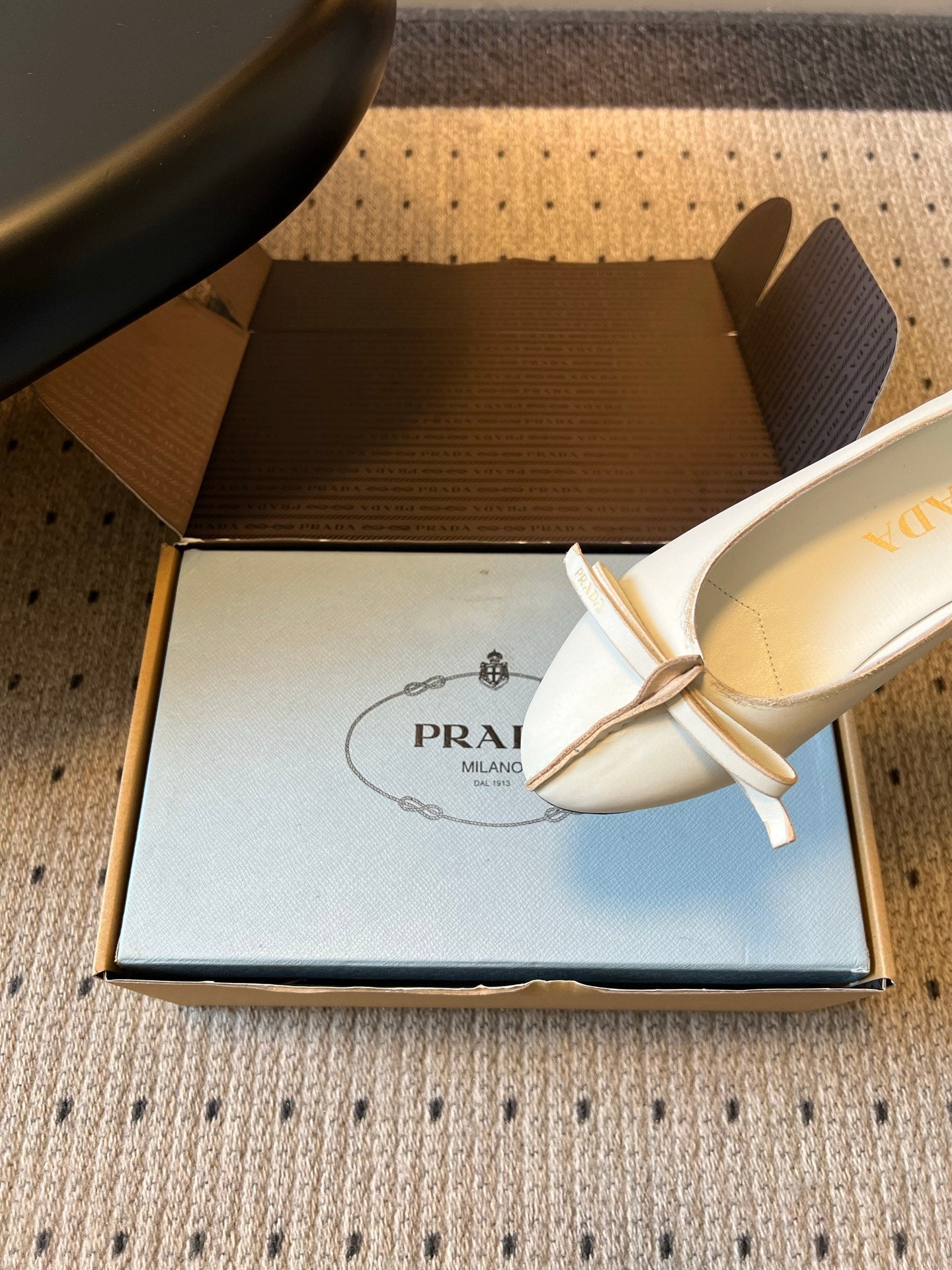 PRADA 26S POINTED TOE BOW FLATS IN IVORY WHITE CALFSKIN