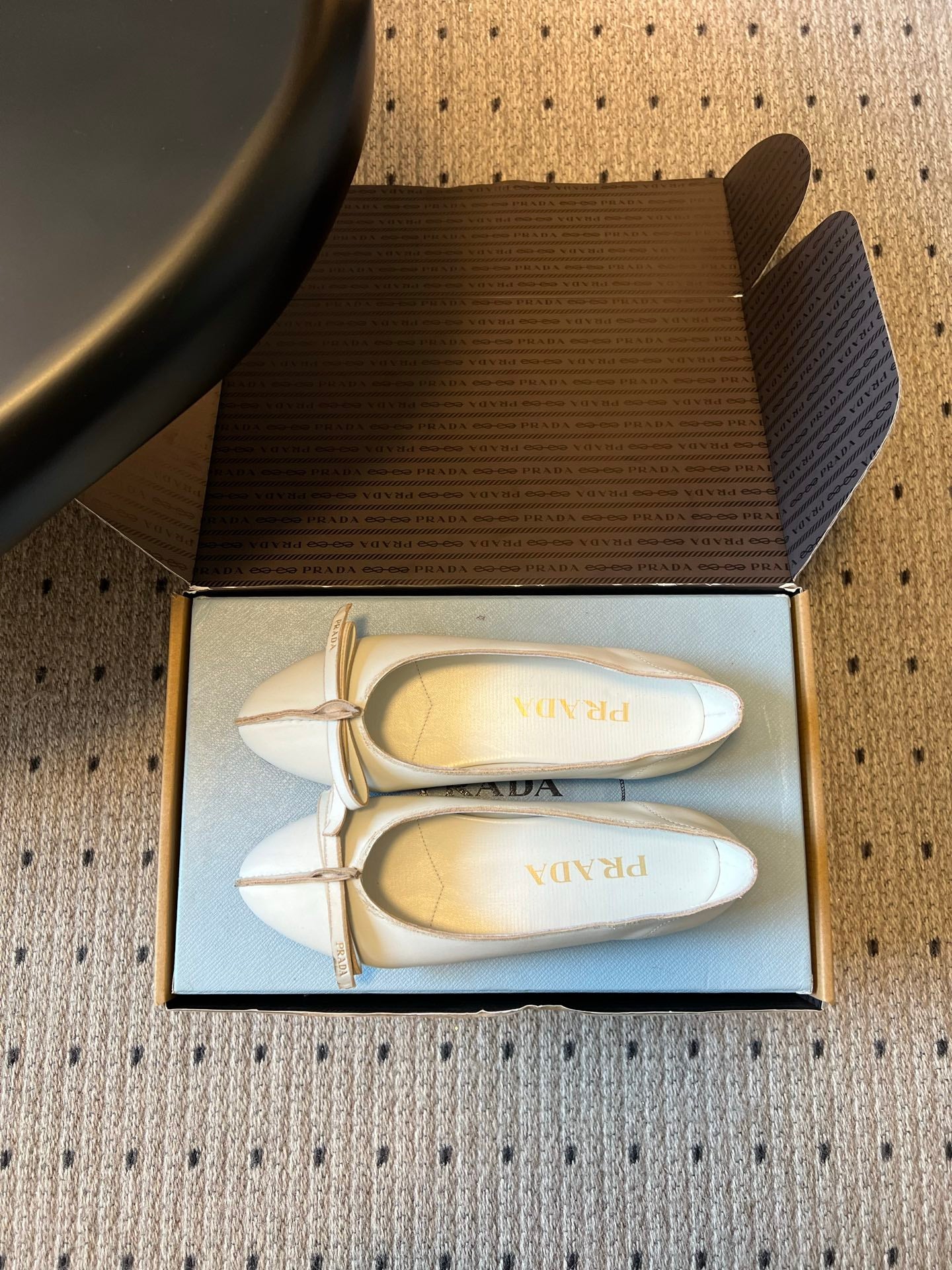 PRADA 26S POINTED TOE BOW FLATS IN IVORY WHITE CALFSKIN