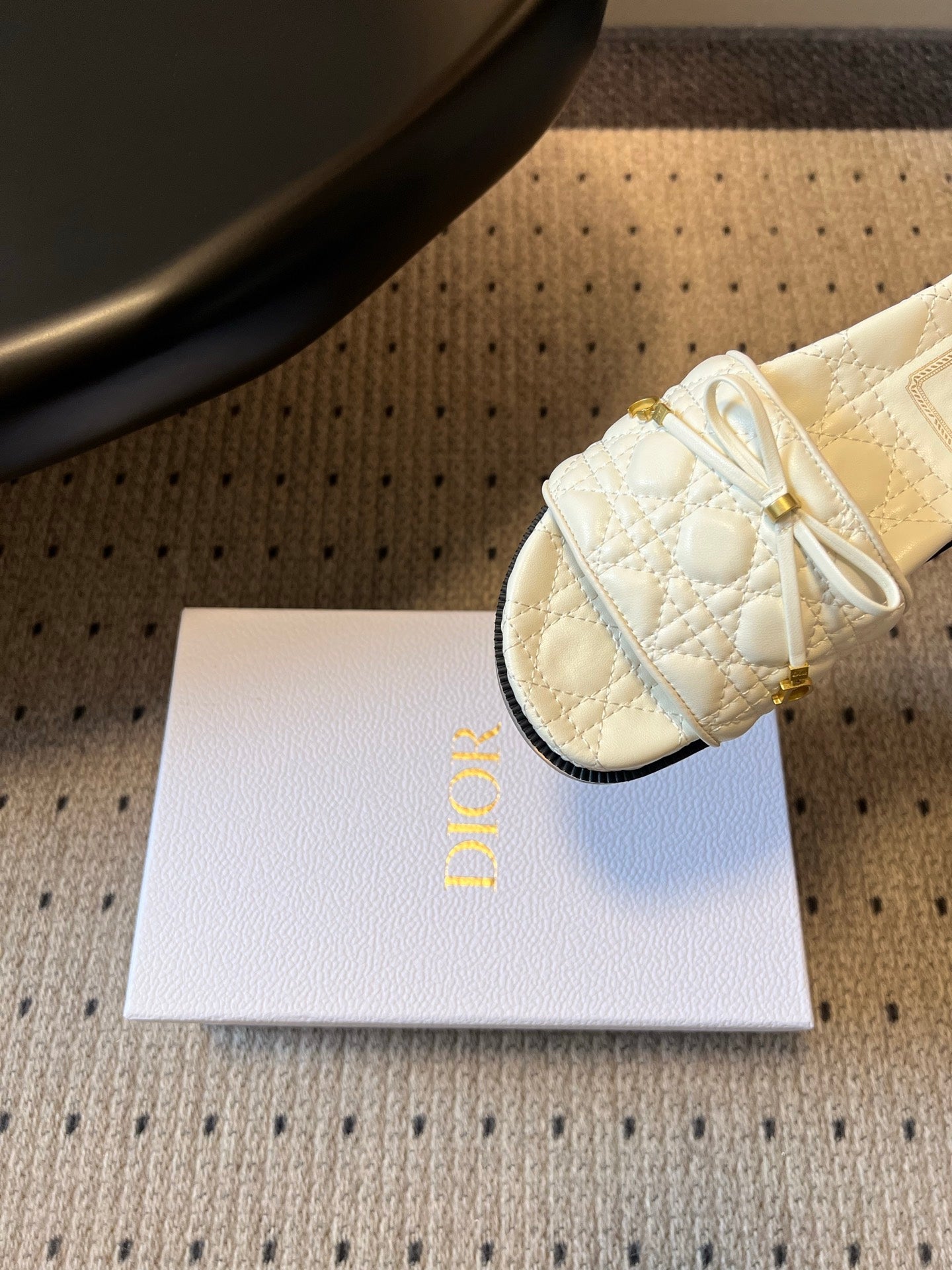 DIOR 26S SLIDES IN WHITE CALFSKIN WITH BOW