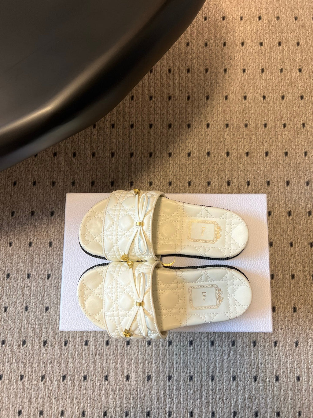DIOR 26S SLIDES IN WHITE CALFSKIN WITH BOW