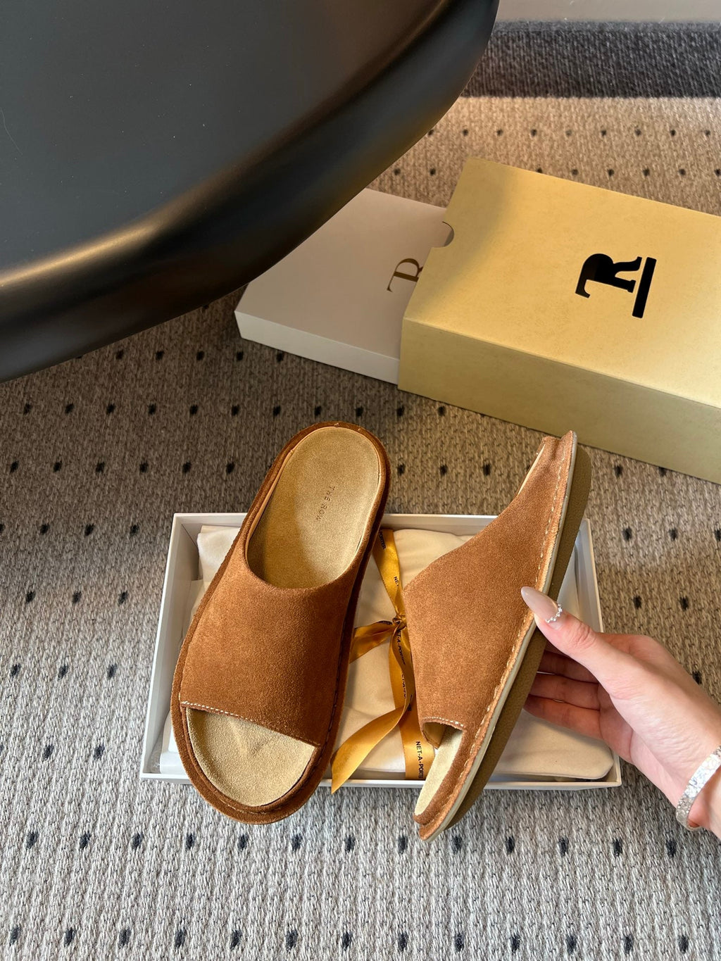THE ROW 26S THONG SANDALS IN CARAMEL BROWN SUEDE