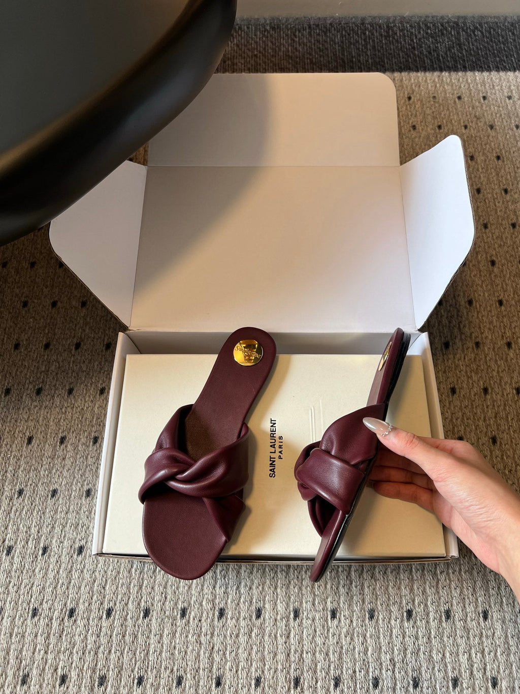 YSL 26S TWISTED-STRAP FLAT SANDALS IN DARK RED LAMBSKIN